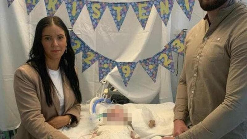 I genitori di Indi con la loro bambina affetta da un male incurabile
