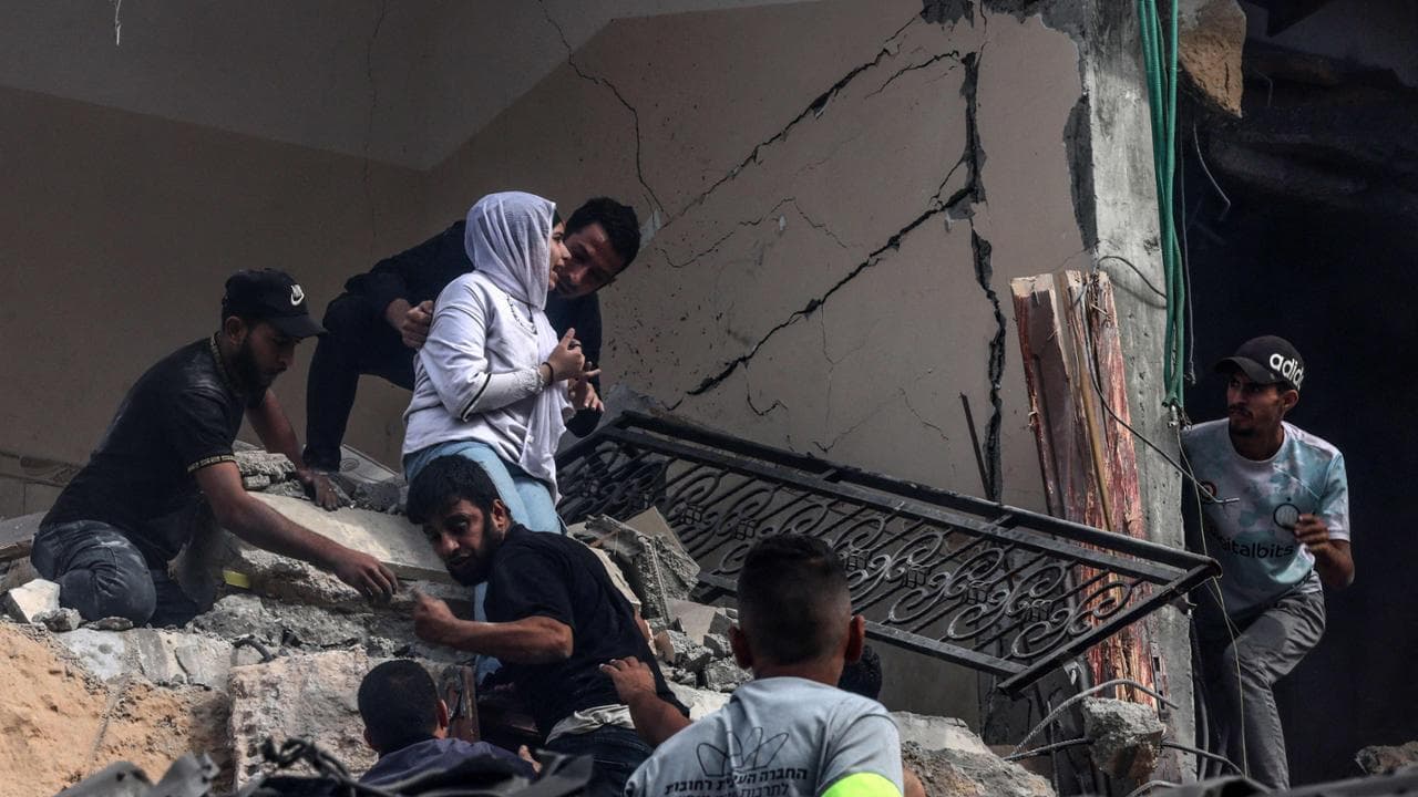 Una donna viene tirata fuori da un edificio distrutto da un bombardamento a Rafah
