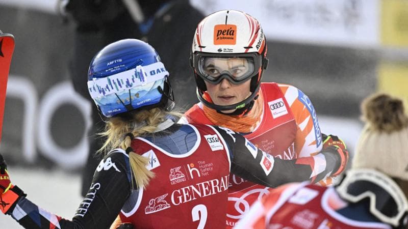 Petra Vlhova si congratula con Shiffrin
