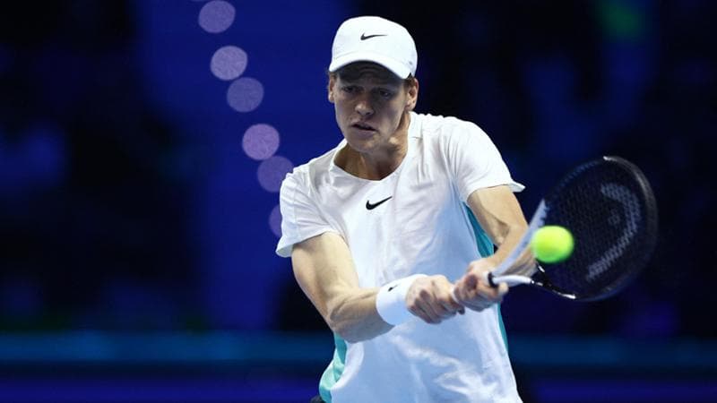 Sinner-Tsitsipas, la diretta delle Atp Finals: l’azzurro prende il primo punto con un doppio 6-4