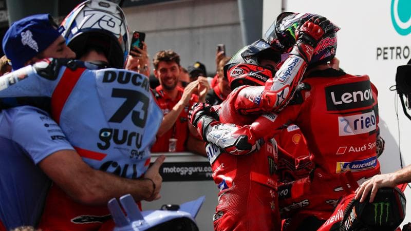 L'abbraccio tra Enea Bastianini e Pecco Bagnaia
