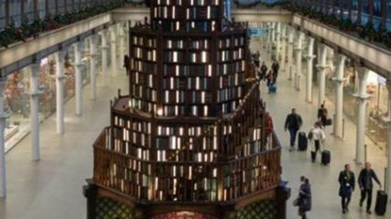 Albero Di Natale Dietro La Finestra Con Il Modello Gelido Sul Vetro