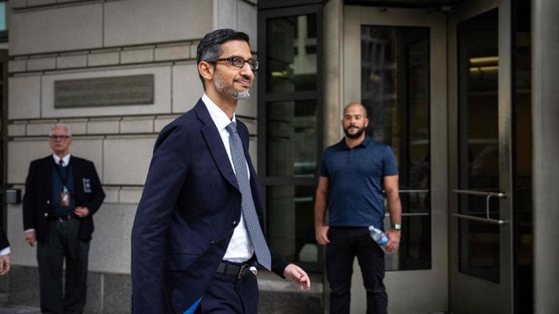 L'amministratore delegato di Google Sundar Pichai entra alla corte federale di Washington per testimoniare nel processo antitrust contro il governo americano
