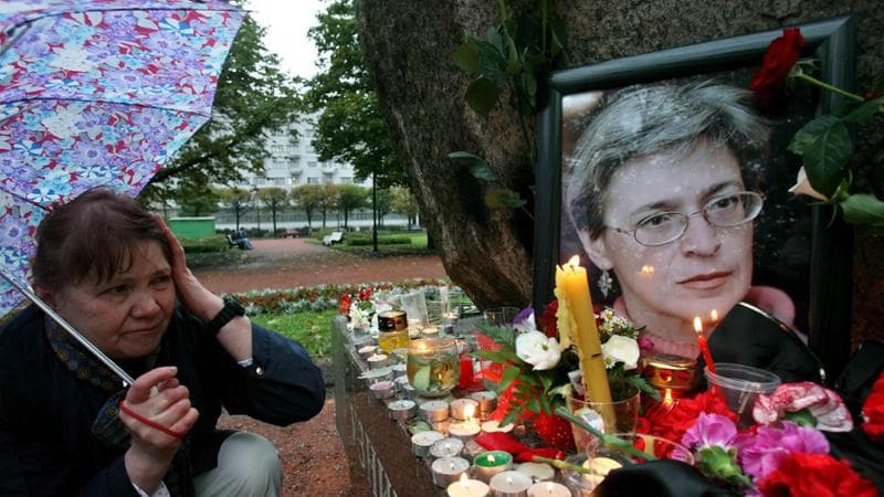 San Pietroburgo, fiori e candele per Anna Politkovskaja, uccisa a Mosca il 7 ottobre 2006
