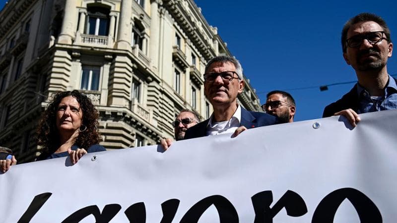 Sciopero, i sindacati riducono quello dei trasporti a 4 ore. Salvini: “Ha vinto il buonsenso”. Ma Meloni lo frena sulla legge: “Non la cambieremo”