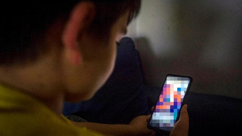 Sempre più bambini con lo smartphone, ma l’Italia è quartultima per competenze digitali tra i giovanissimi. Una scuola su tre è ancora senza banda ultra larga