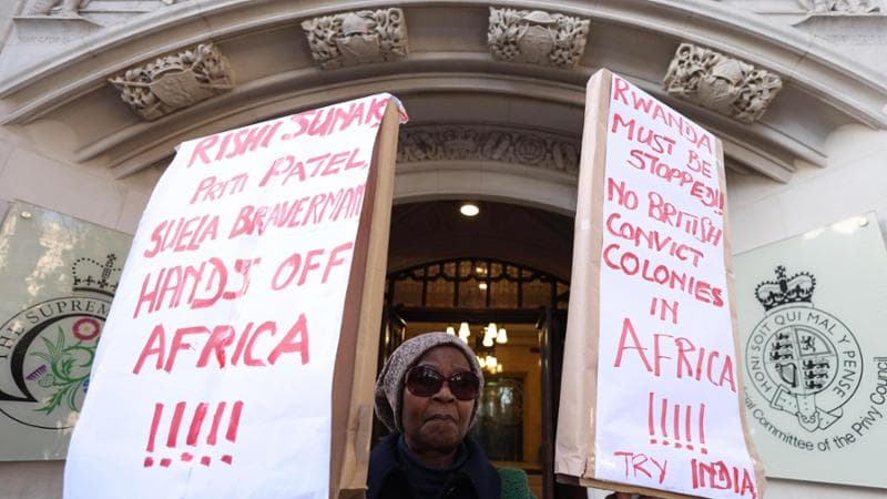 Regno Unito, la Corte Suprema boccia il programma di deportazione dei migranti in Ruanda: “Non è un Paese sicuro”