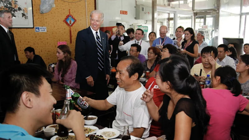 Pechino, tra i clienti del ristorante preferito di Biden. “Speriamo nel dialogo tra Usa e Cina”