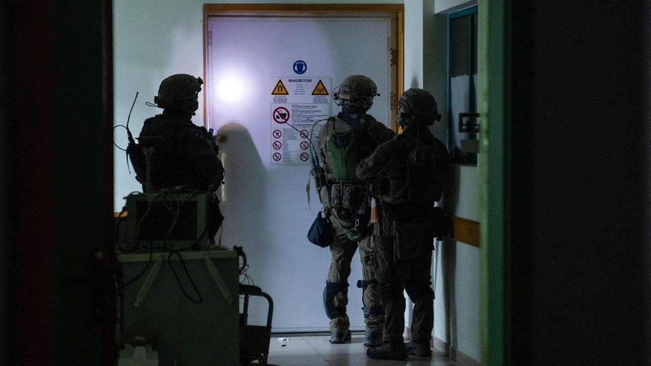 Soldati israeliani nell'ospedale di Al-Shifa. AFP PHOTO / ISRAELI ARMY
