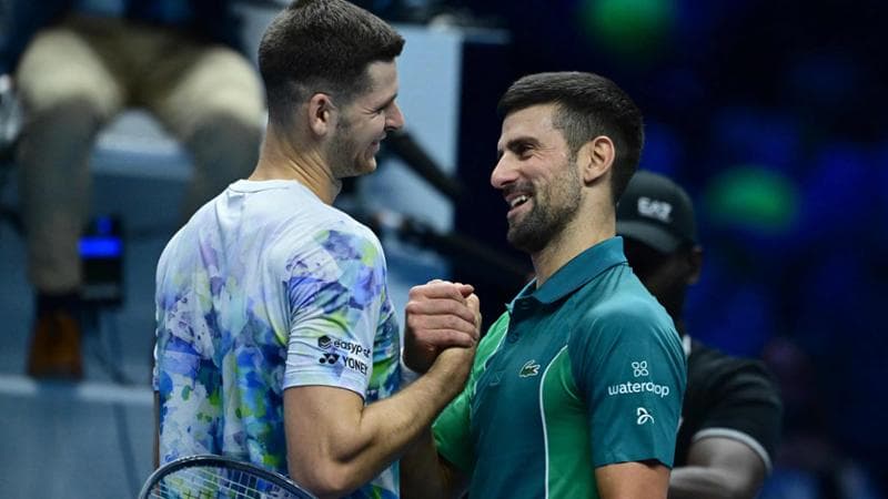 Novak Djokovic (a destra) d&agrave; la mano a&nbsp;Hubert Hurkacz
