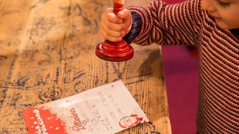 Un bambino nel castello di Babbo Natale a Montepulciano
