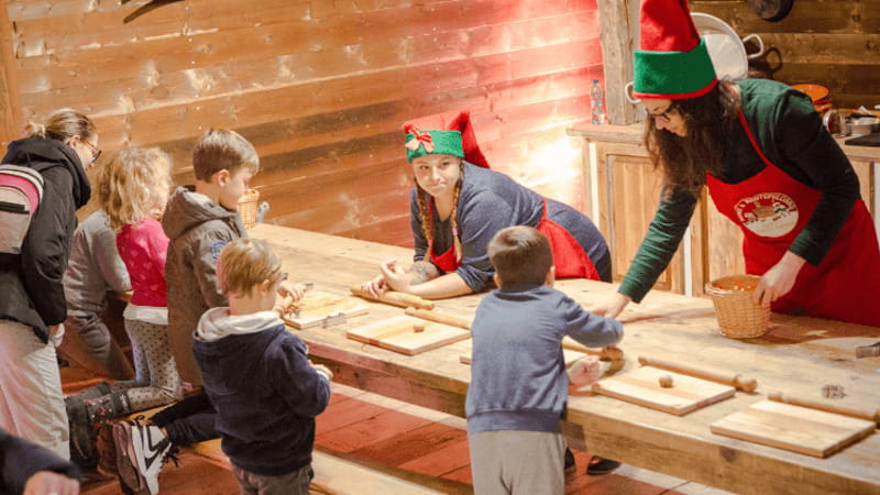 Bambini nel castello di Babbo Natale a Montepulciano

