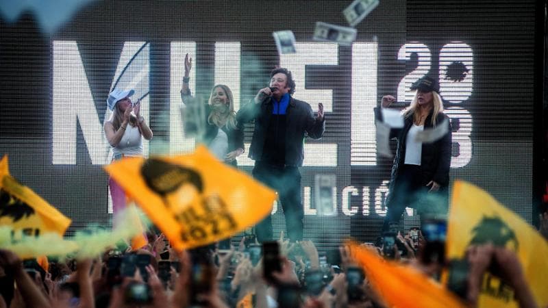 Milei-zombie e Massa drogato: l’Intelligenza Artificiale invade la campagna presidenziale argentina