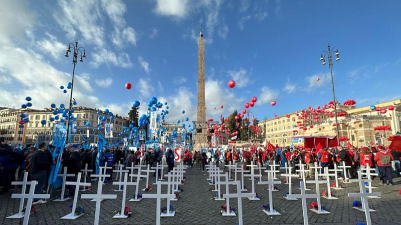 Una parte della manifestazione di Cgil e Uil ricorda le vittime sul lavoro (foto di Valentina Conte)
