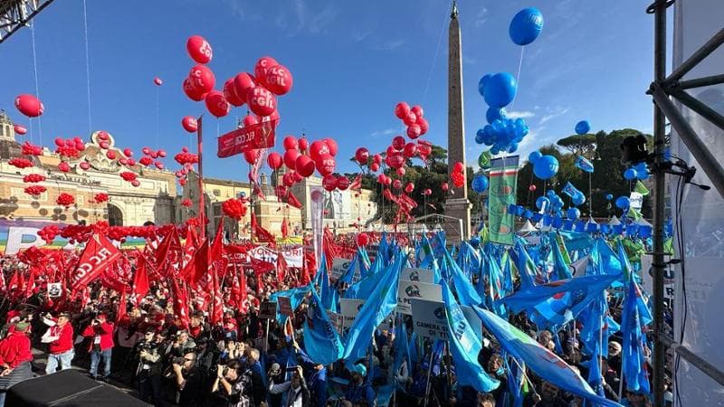 Piazza del Popolo, bandiere e palloncini dei sindacati (foto di Valentina Conte)

