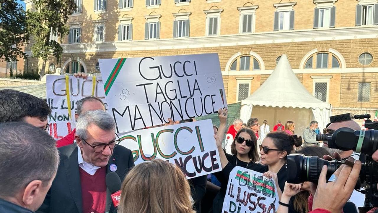 Il segretario Landini parla con i lavoratori
