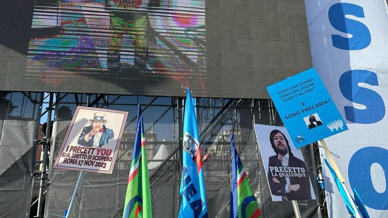 I cartelloni di protesta contro la precettazione di Matteo Salvini ai trasporti (foto di Valentina Conte)
