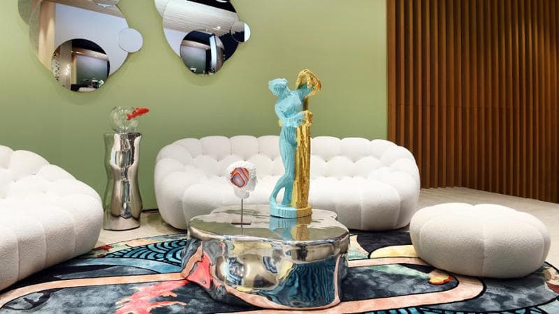 Le sculture Vestal Colormination e Golden sheets, collocate nell'ingresso dello showroom Roche Bobois insieme ad alcuni complementi d'arredo del marchio
