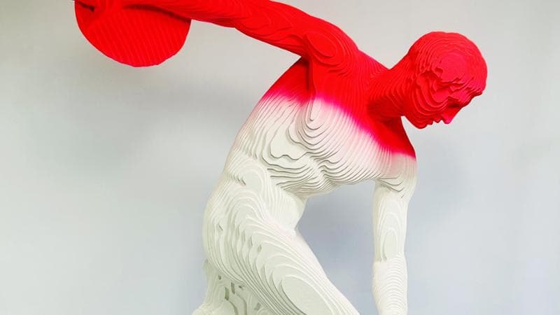La scultura Discobolo, una riproduzione della statua ominima pitturata solo in parte con acrilico rosso, per rappresentare il tempo che, scorrendo, porta il colore stesso a consumarsi

