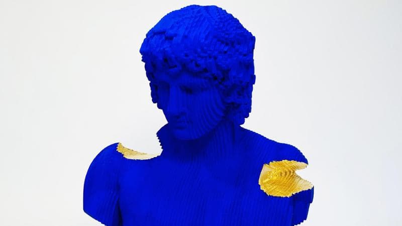 Antino blue Goldenmination, le cui scavature pitturate in oro rappresentano una ricerca spirituale interiore&nbsp;
