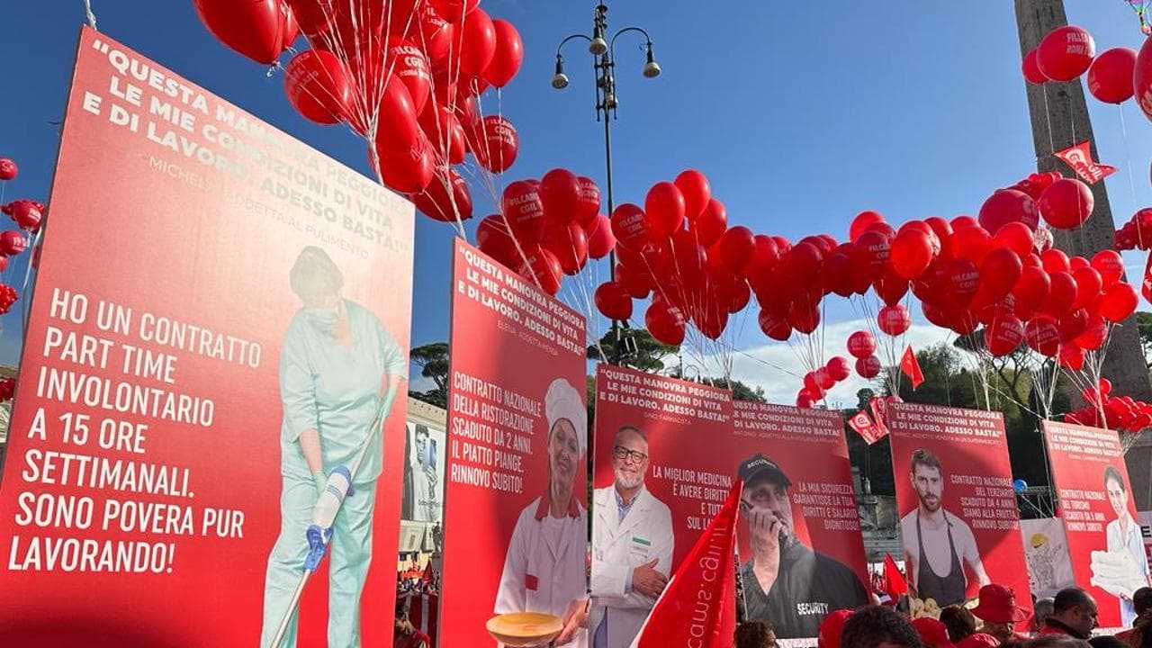 In piazza i manifesti che descrivono il lavoro povero (foto di Valentina Conte)
