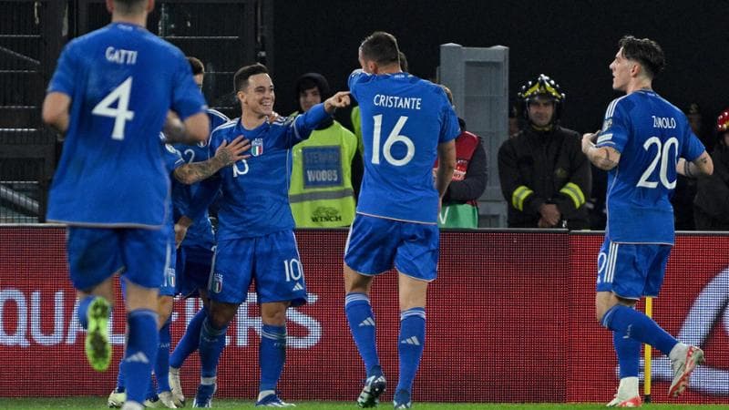 Raspadori esulta con i compagni dopo il gol alla Macedonia
