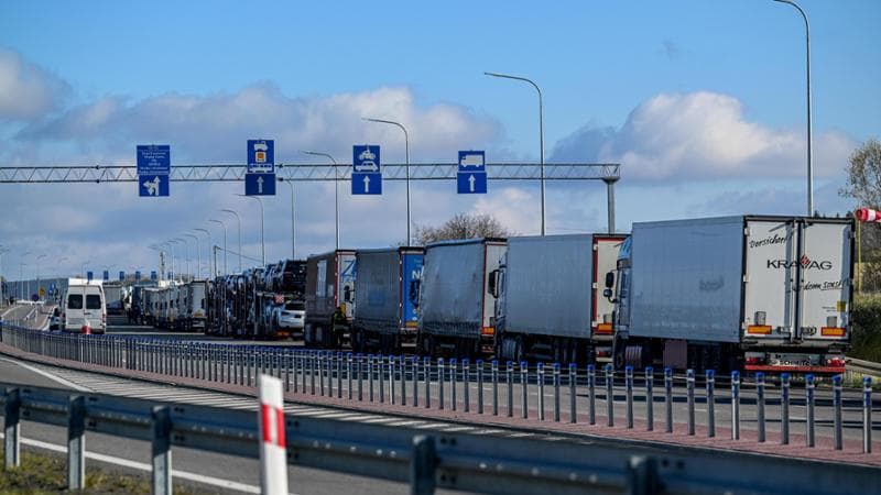 Le file dei camion al confine tra Polonia e Ucraina nei pressi di Medyka
