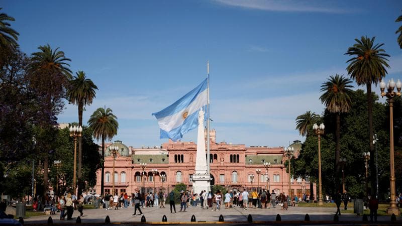 Argentina, urne aperte per le presidenziali: il “pancake” Massa contro “il loco” Milei. Tutto quello che c’è da sapere su un’elezione storica