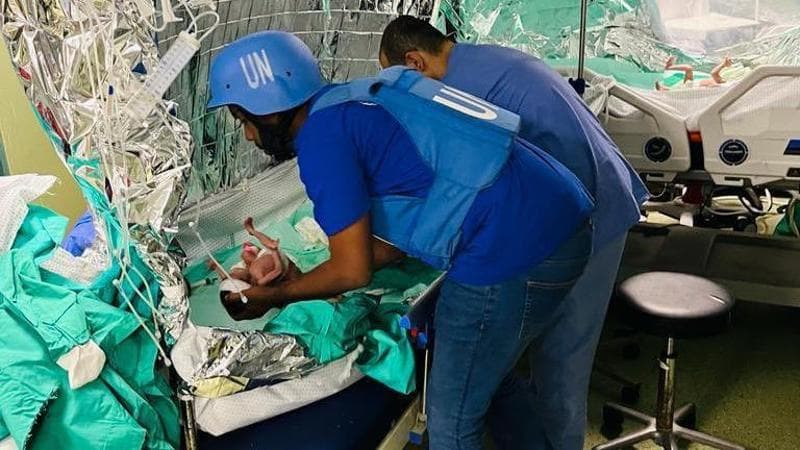 Un operatore Onu preleva un neonato da al-Shifa. Foto pubblicata su X dall'Oms
