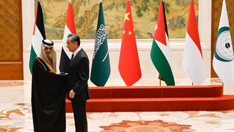Il ministro degli Esteri Wang Yi con l'omologo saudita Faisal bin Farhan Al-Saud
