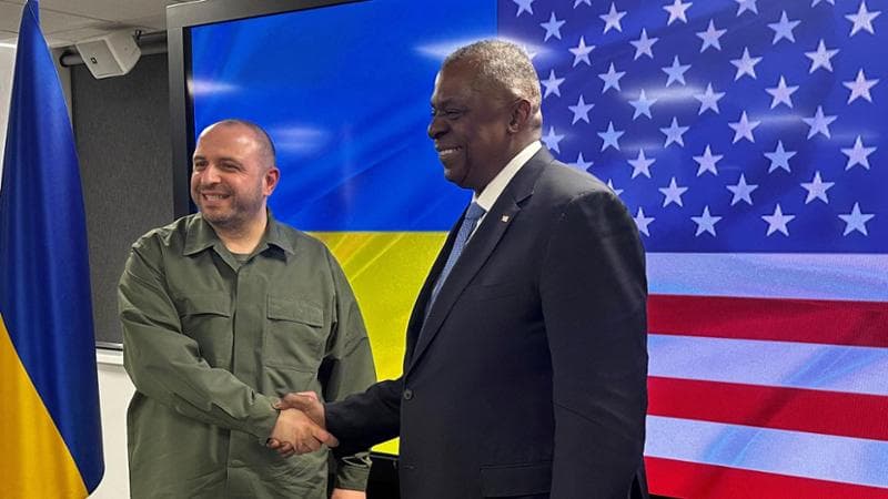 Il segretario della Difesa Usa Lloyd Austin con il ministro della Difesa ucraino Rustem Umerov.
