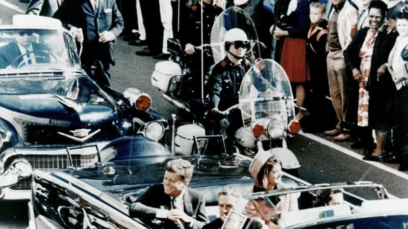 Il presidente degli Stati Uniti John Fitzgerald Kennedy poco prima di essere ucciso a Dallas il 22 Novembre 1963. Getty Images
