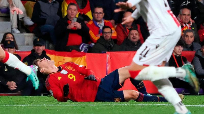 Gavi è l’infortunato più grave, ma si sono fermati in 25 con le nazionali. E sotto accusa torna il mondiale in Qatar