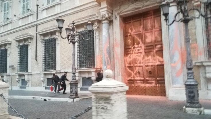 Blitz ecologista, imbrattato il Senato: “Colpiremo ancora i palazzi del potere”