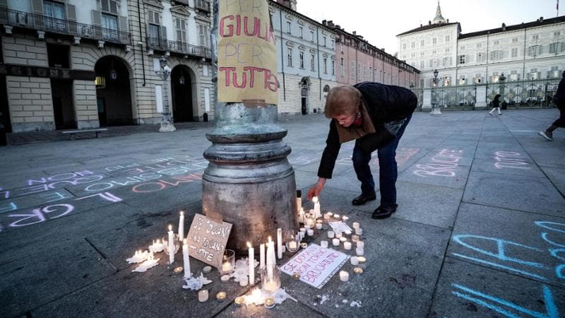 Lumini accesi per Giulia in piazza Castello a Torino
