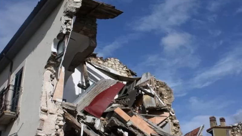 Una immagine del sisma all'Aquila 14 anni fa
