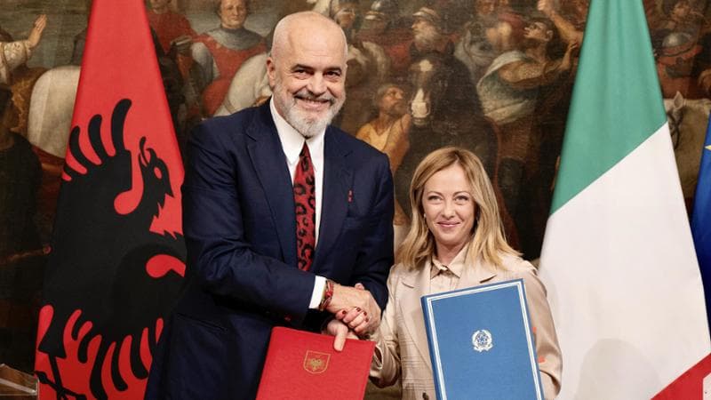 Edi Rama e Giorgia Meloni alla firma del protocollo per l&rsquo;apertura di due centri per la gestione dei flussi migratori in Albania (Getty images)
