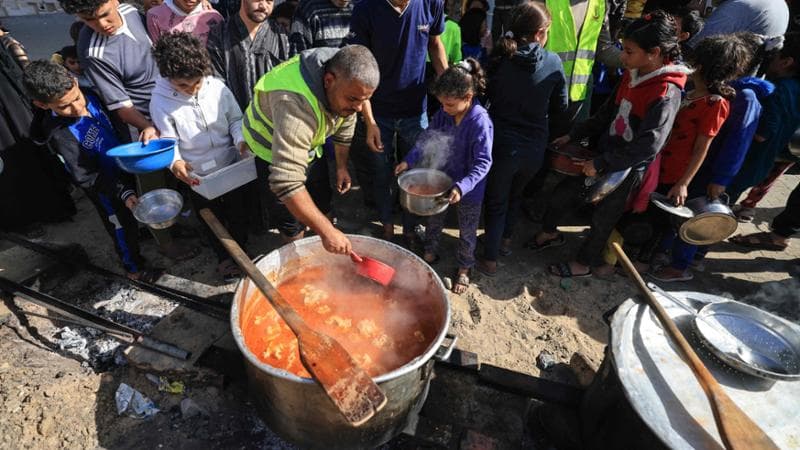 Un pasto caldo per i rifugiati a Khan Yunis, nella Striscia
