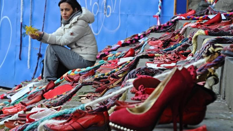 Scarpe rosse esposte in piazza SS. Annunziata in occasione dell'iniziativa 'Scarpe rosse, trecce e solidariet??' per dire no alla violenza sulle donne, Firenze, 8 marzo 2014. ANSA/MAURIZIO DEGL INNOCENTI