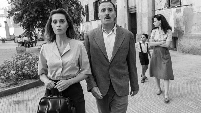 Paola Cortellesi e Valerio Mastandrea in una scena di 'C'&egrave; ancora domani'
