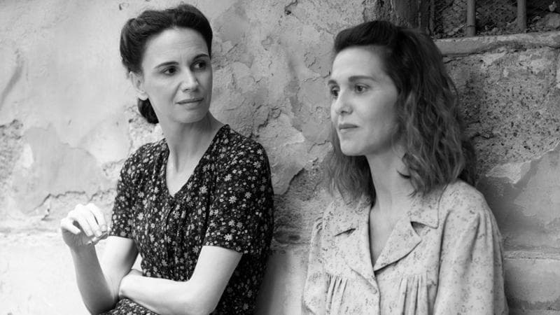 Paola Cortellesi (a destra) con Emanuela Fanelli in una scena di 'C'&egrave; ancora domani'

