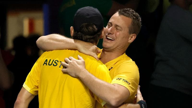 Lleyton Hewitt festeggia con&nbsp;Alex de Minaur

