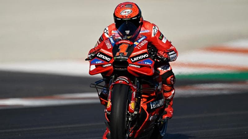 Pecco Bagnaia durante le libere a Valencia
