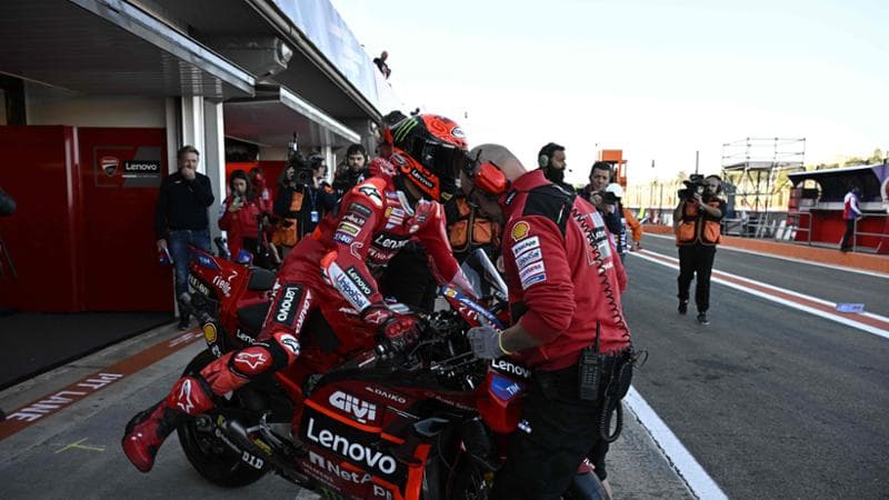 MotoGp, Valencia: Bagnaia partirà in prima fila, Martin sbaglia ancora gomme e resta dietro. Pole a Vinales
