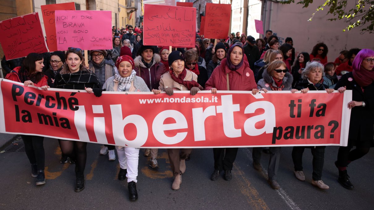 25 novembre, una marea di donne e uomini invade Roma e le citt&agrave; italiane: "Perch&eacute; la mia libert&agrave; ti fa paura?"