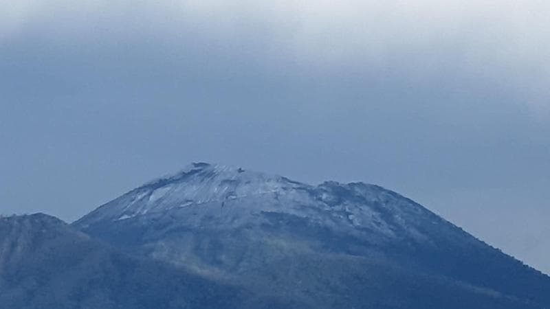 Primo accenno di neve dell'autunno 2023 sul Vesuvio

