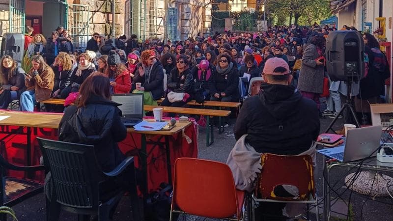 L'assemblea di Non Una di Meno all'interno di Lucha y Siesta
