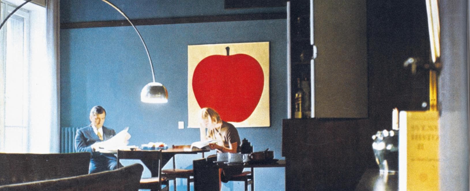 Casa blu, progettata da Giorgio Host Ivessich nel 1966. Il colore &egrave; utilizzato per creare atmosfera e scena che fanno il carattere dello spazio (foto Domus)
