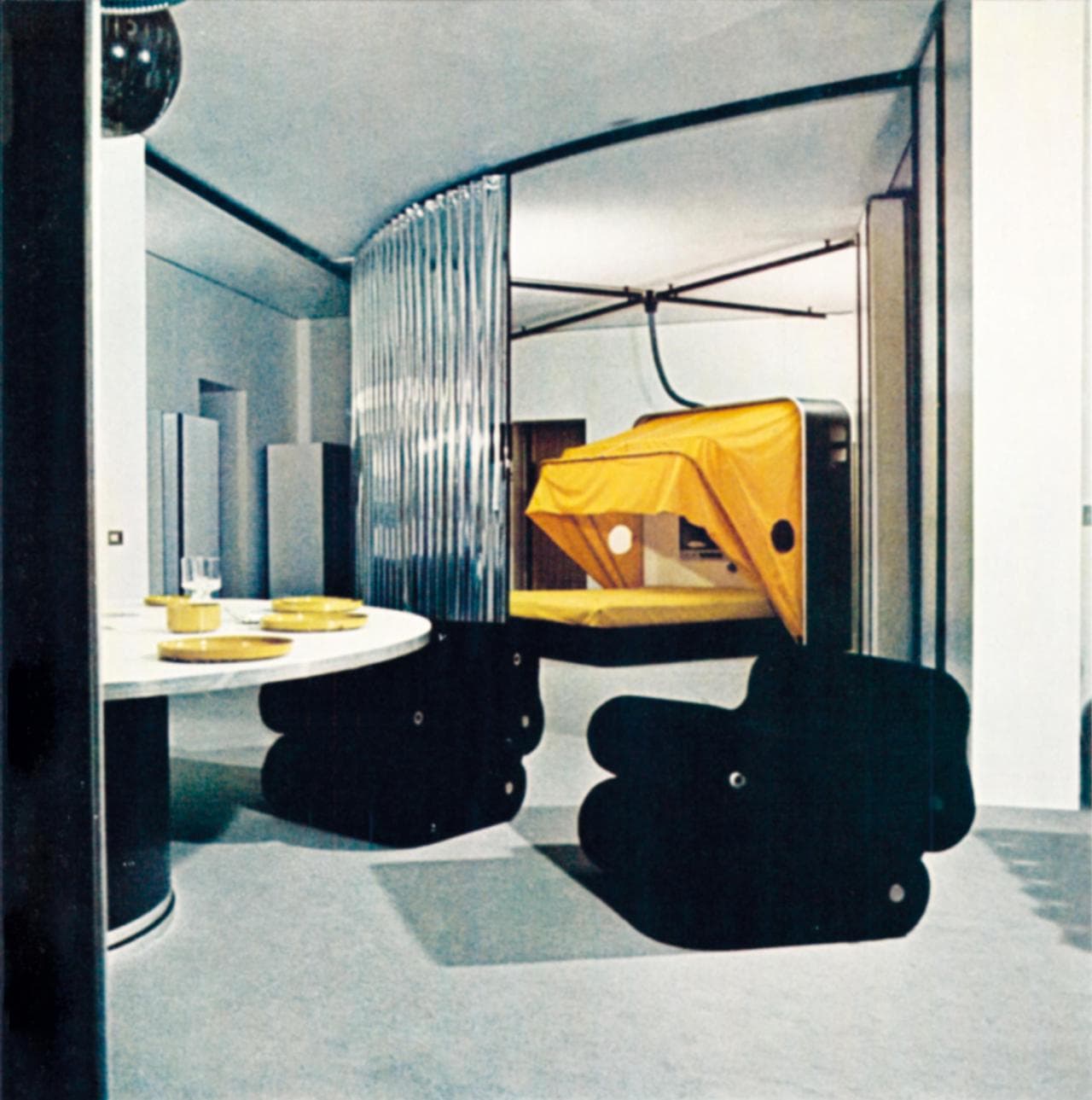 L&rsquo;appartamento trasformista di Joe Colombo del 1969, con letto-abitacolo con capote gialla (foto Domus)
