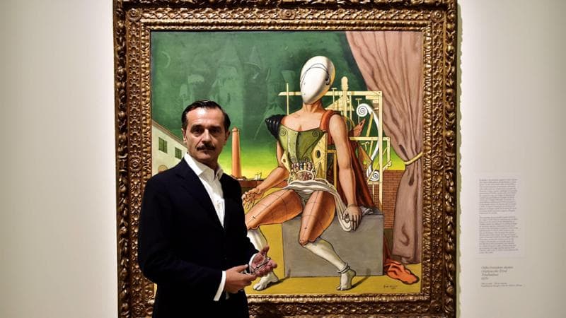 Luca Massimo Barbero al Palazzo Reale di Milano davanti a un'opera di De Chirico
